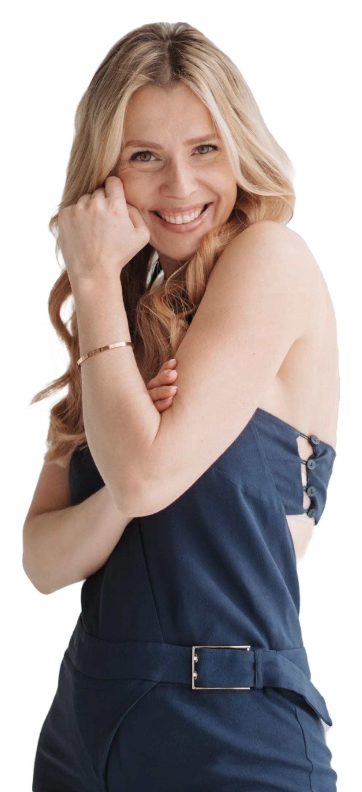 Lana Kern im dunkelblauen Outfit