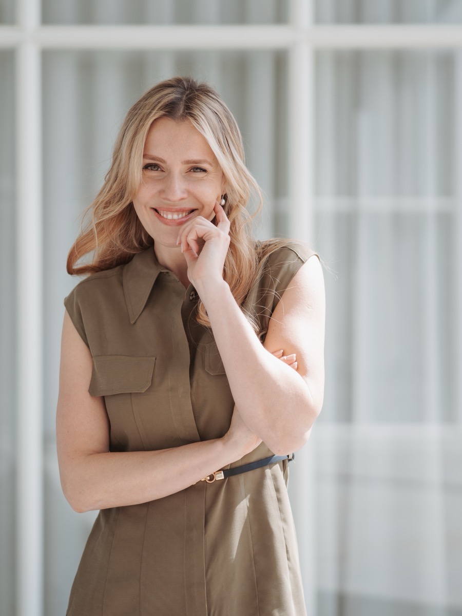 Lana Kern, lächelnd im Businessportrait